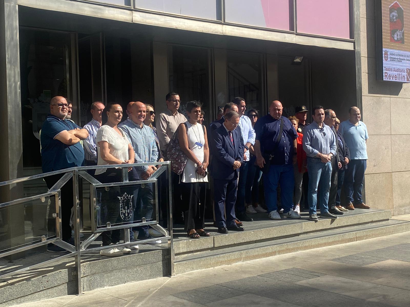 La ciudad guarda un minuto de silencio por el grave incendio ocurrido en una discoteca de Murcia