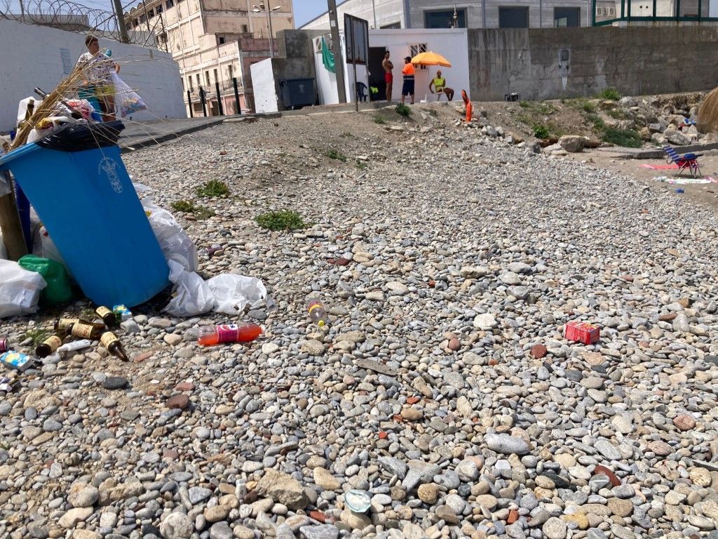 Los usuarios de la Playa de San Amaro critican el cierre del acceso por Alfau