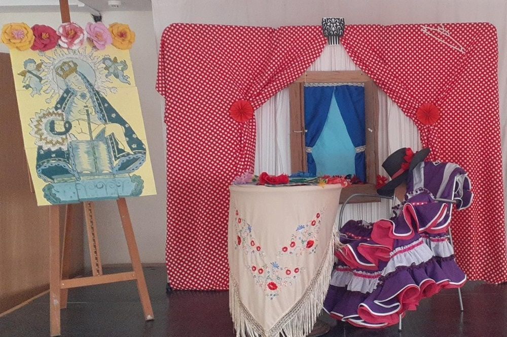 El Centro de Mayores se engalana para recibir una feria llena de color, alegría y actividades