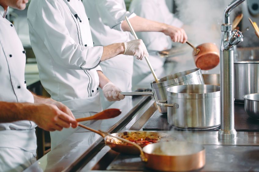 Los consumidores piden extremar las precauciones en las cocinas para evitar las intoxicaciones alimentarias