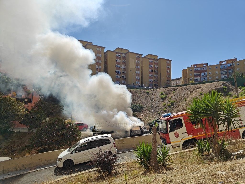 Los bomberos sofocan el incendio de un coche junto a Bermudo Soriano