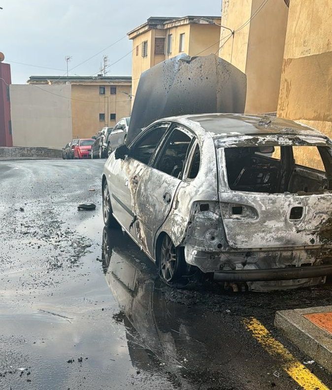 Coche quemado en el Príncipe Alfonso y siguen las quemas de contenedores en Ceuta