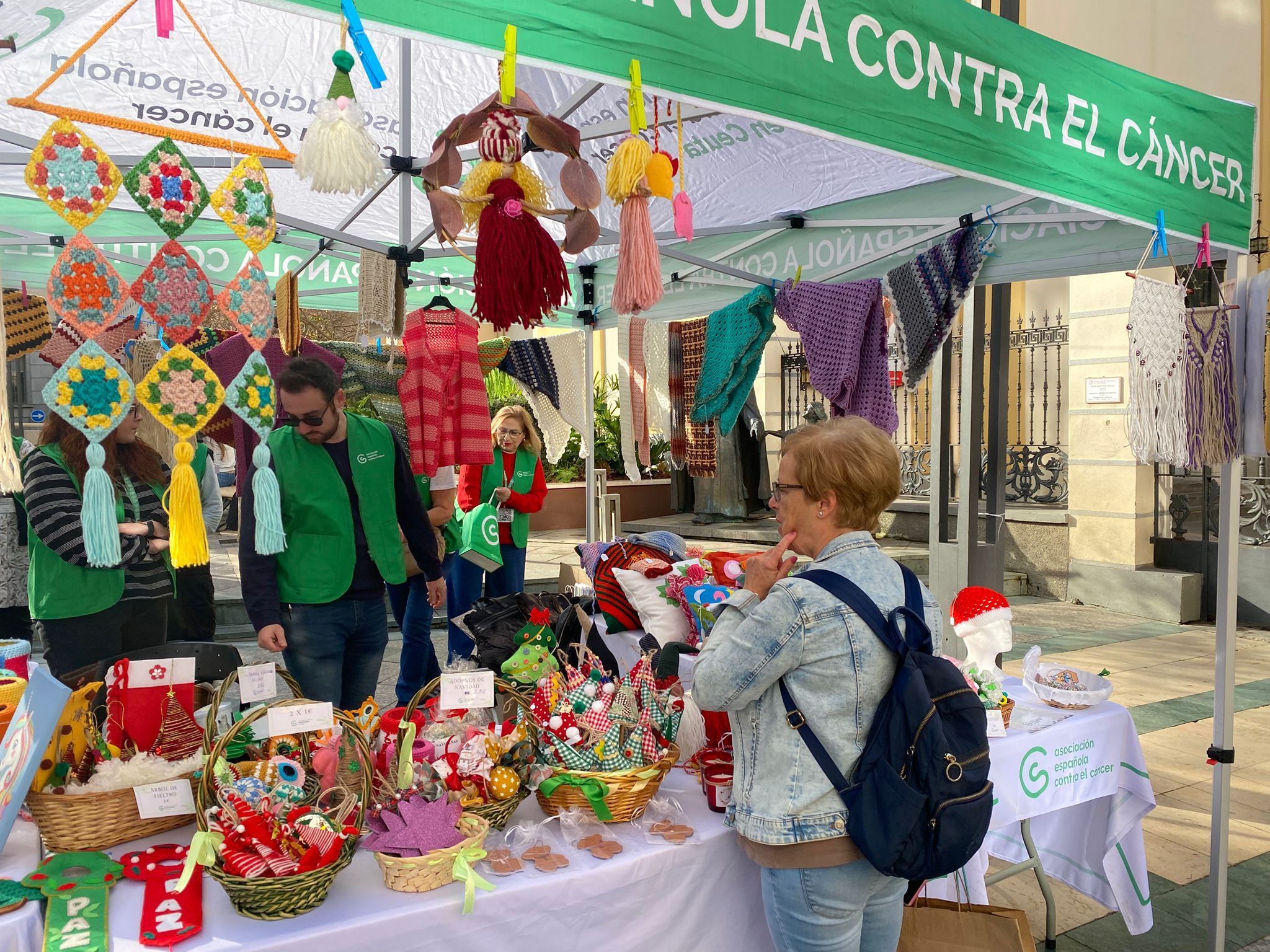 La Asociación Española Contra el Cáncer organiza un mercadillo solidario en la Plaza de los Reyes