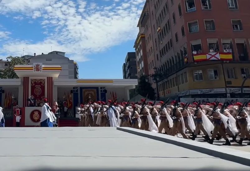 Los Regulares de Ceuta desfilan ante SS.MM. los Reyes de España en el Día de las Fuerzas Armadas. Información en imágenes: Casa Real