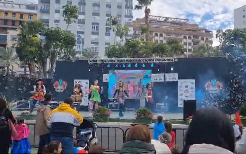 Color y diversión en la Fiesta Infantil de Carnaval celebrada en el Auditorio de La Marina