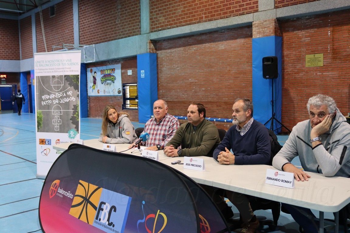 Los ex jugadores Fernando Romay y María Gascón ponen en valor en Ceuta el baloncesto femenino