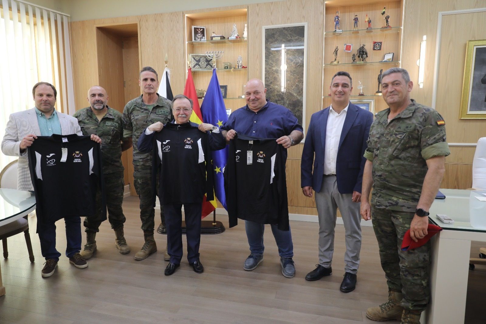 El presidente Vivas recibe al Grupo de Regulares nº 54 tras el éxito del Desafío de los 300