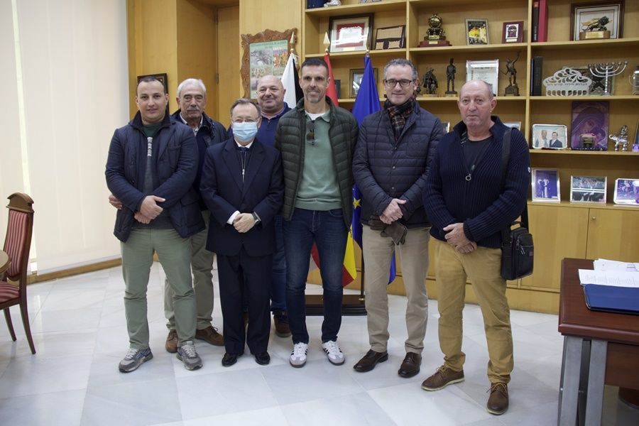 Vivas recibe al ceutí Rafael Molina, reciente campeón de España de pesca de mar-costa
