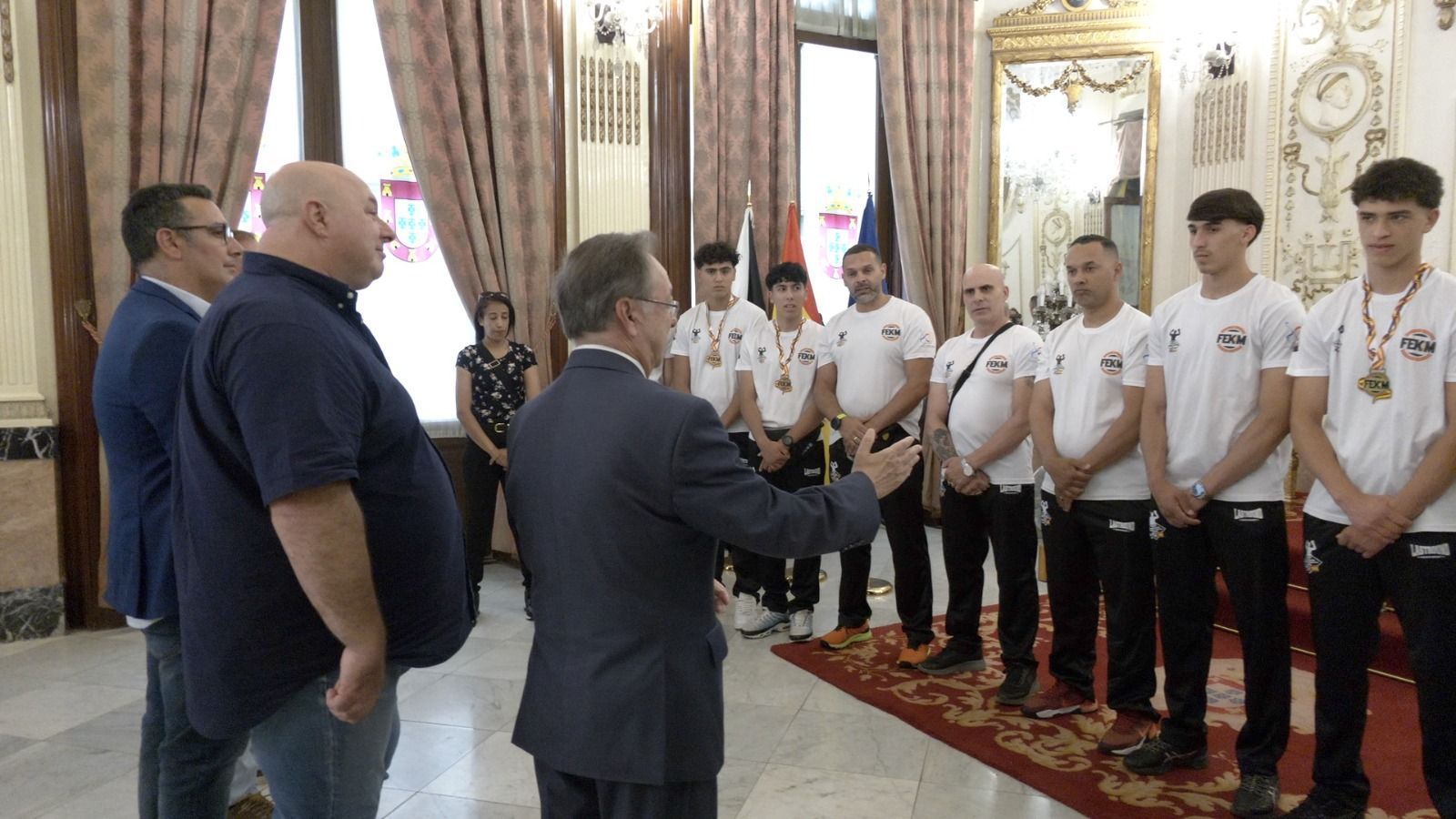 Vivas recibe federacion kickboxing 3