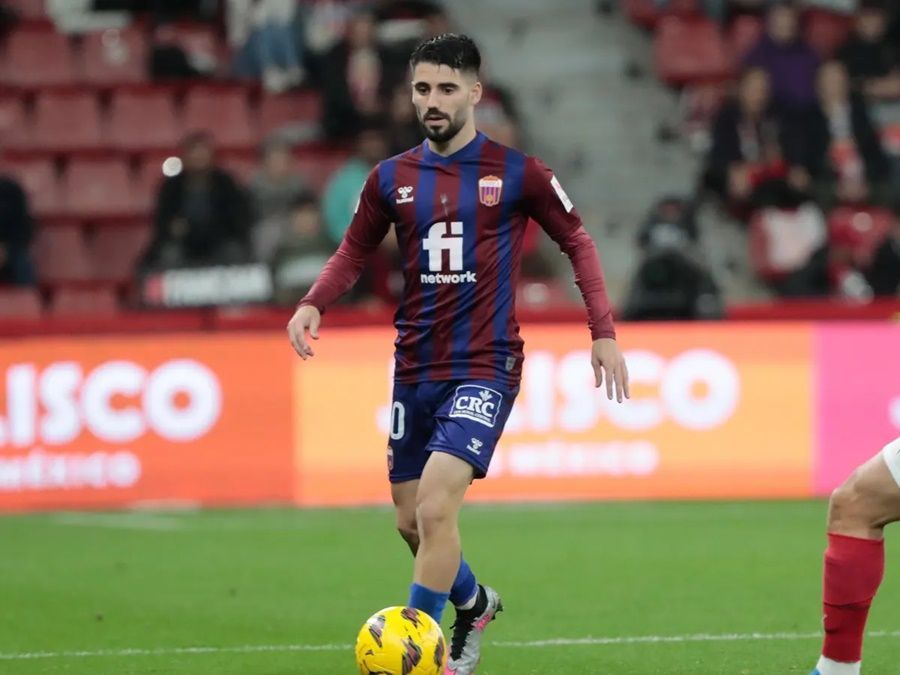 El Real Murcia y el Ceuta se enfrascan en una puja por Cris Montes