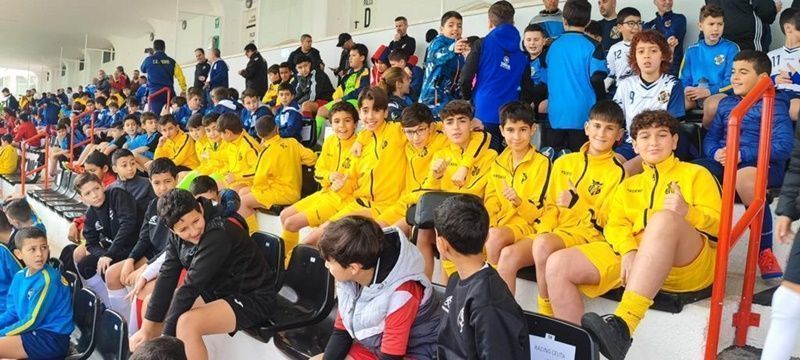 Los equipos de alevines de Ceuta reciben su álbum de cromos