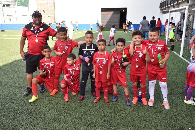 Los Prebenjamines reciben su medalla de participación