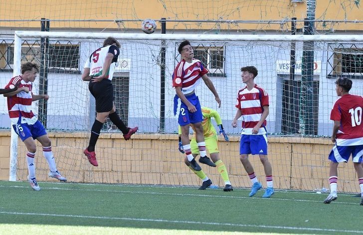 El Sporting Atlético cae ante el líder Granada CF en un emocionante encuentro