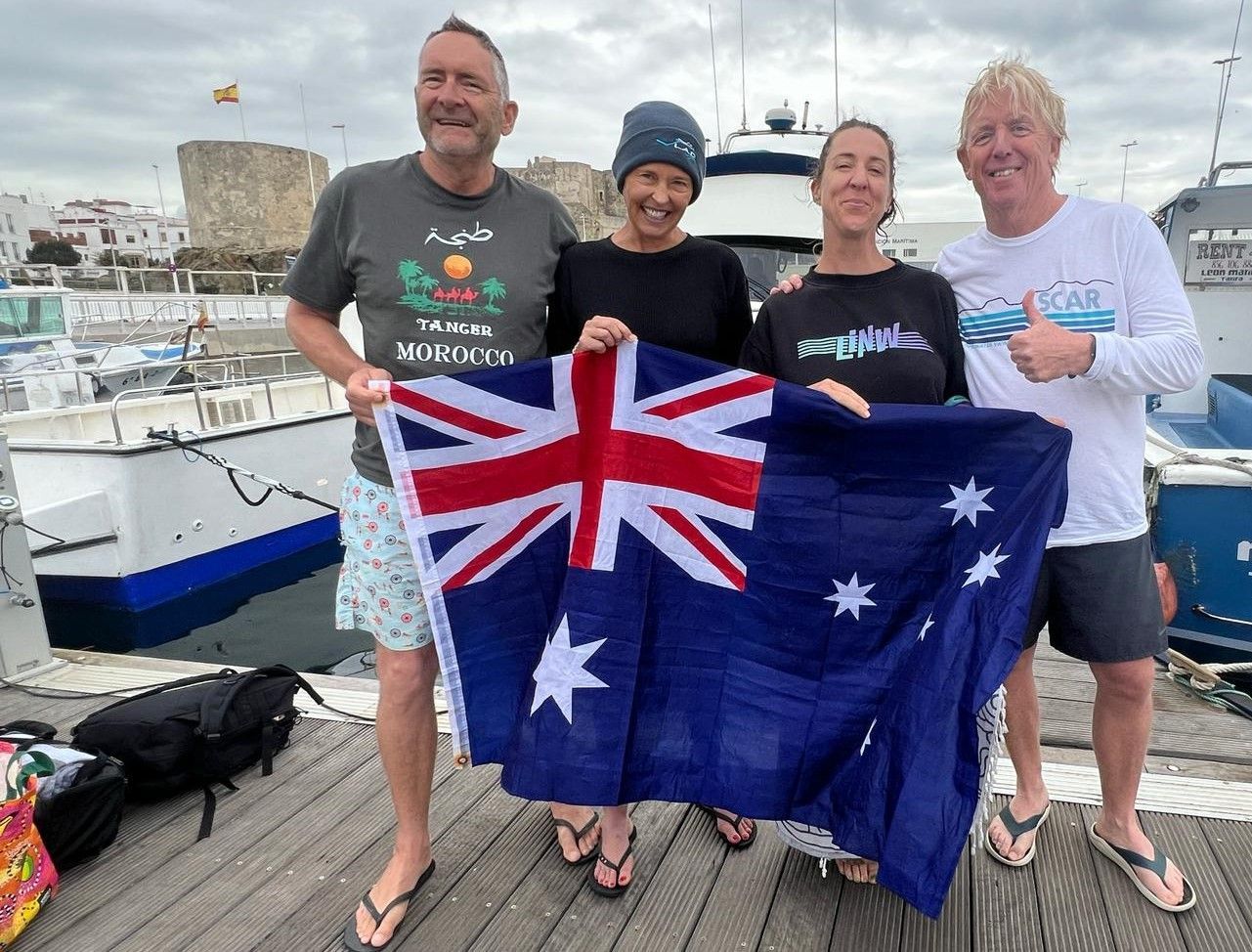 Cuatro australianos cumplen el reto del cruce a nado del Estrecho