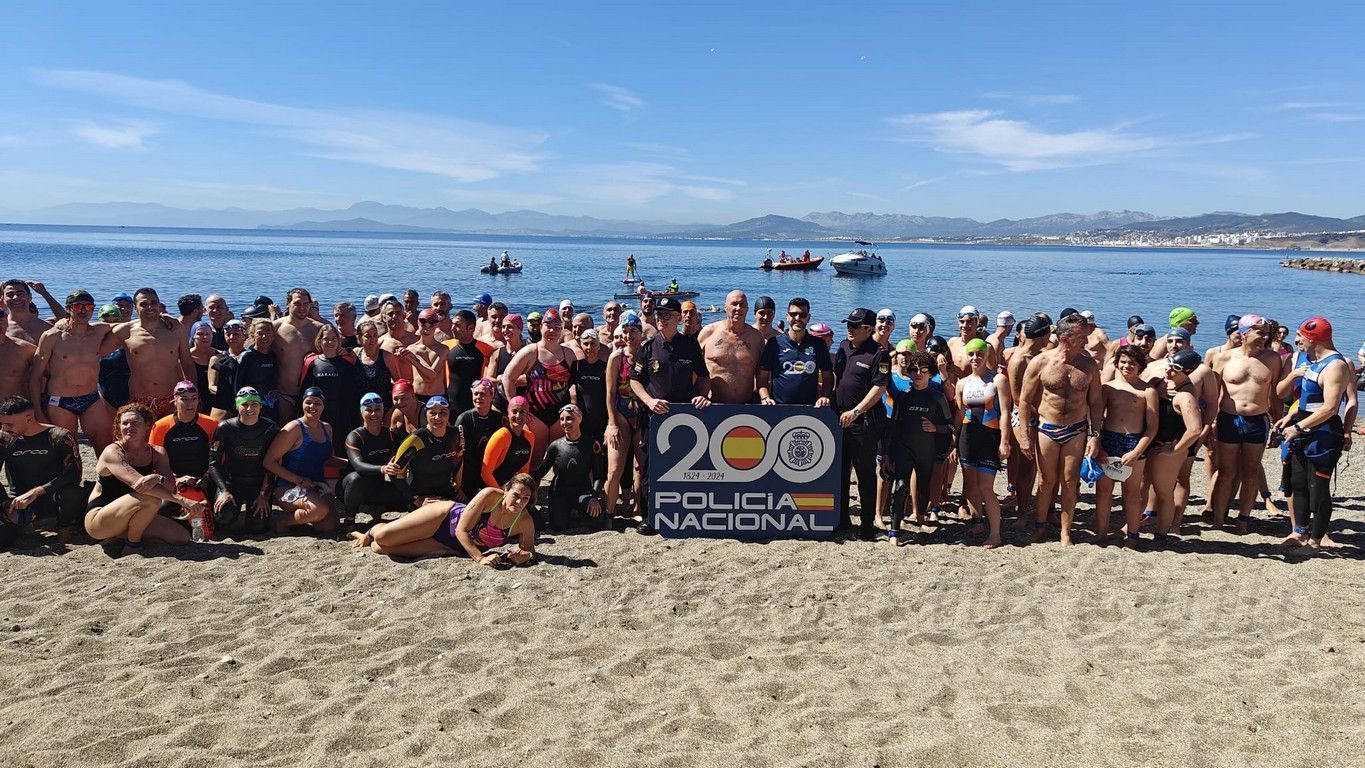 Casi 200 nadadores participan en la tradicional Travesía Ribera-CAS a nado