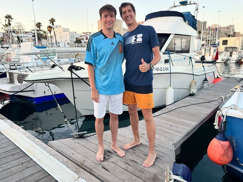 Dos jóvenes nadadores españoles cruzan a nado el Estrecho
