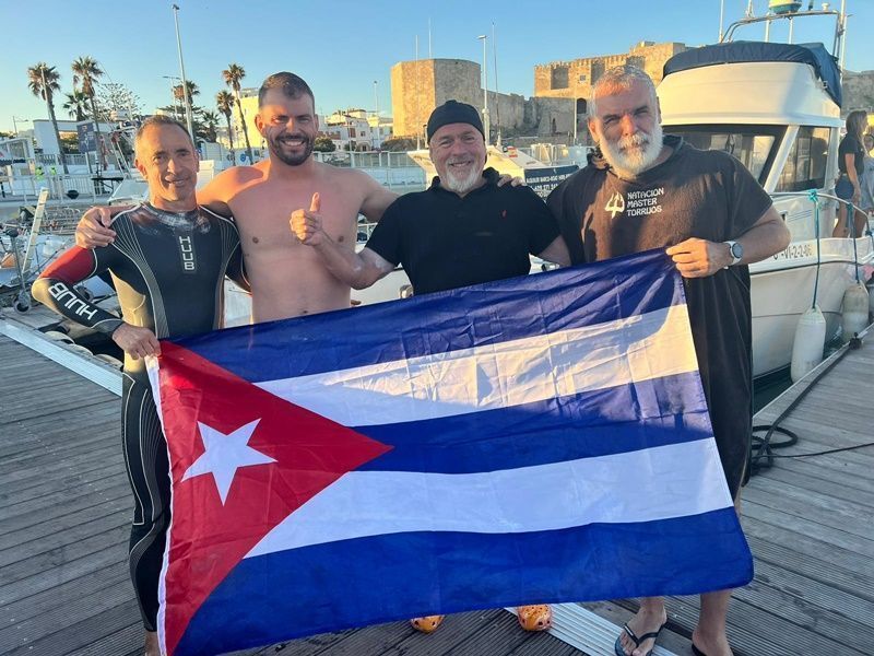Otros cuatro nadadores cumplen el reto del cruce del Estrecho