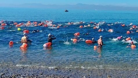 Éxito de participación en la II Travesía a Nado Sorteo del Oro en Ceuta