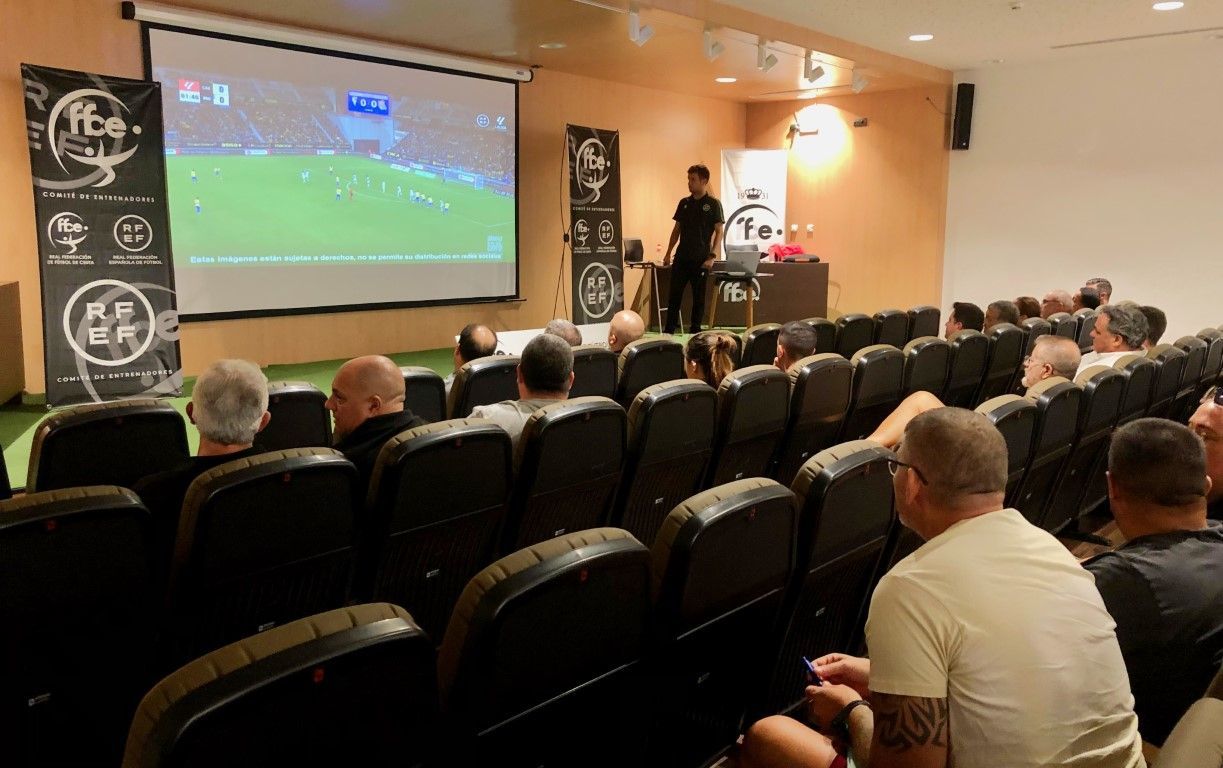 Más de medio centenar de entrenadores se actualizan en las reglas de juego de fútbol y fútbol sala