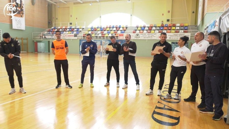 Finaliza con la entrega de diplomas la formación itinerante de fútbol sala para entrenadores