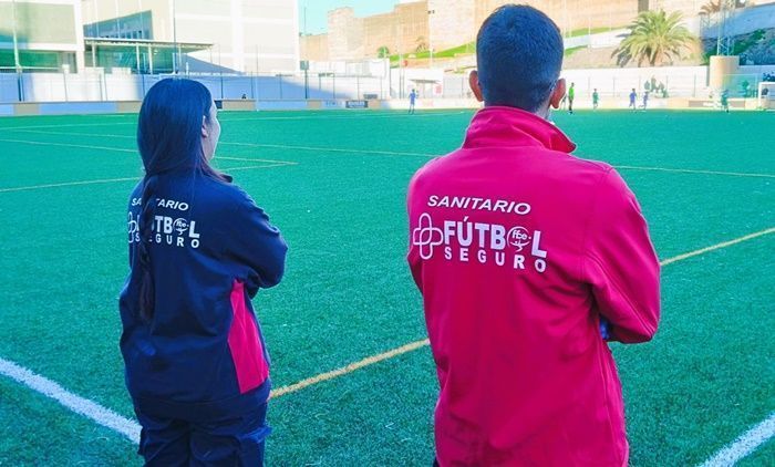 El personal sanitario de la RFFCE vuelve a los campos con el programa Fútbol Seguro 