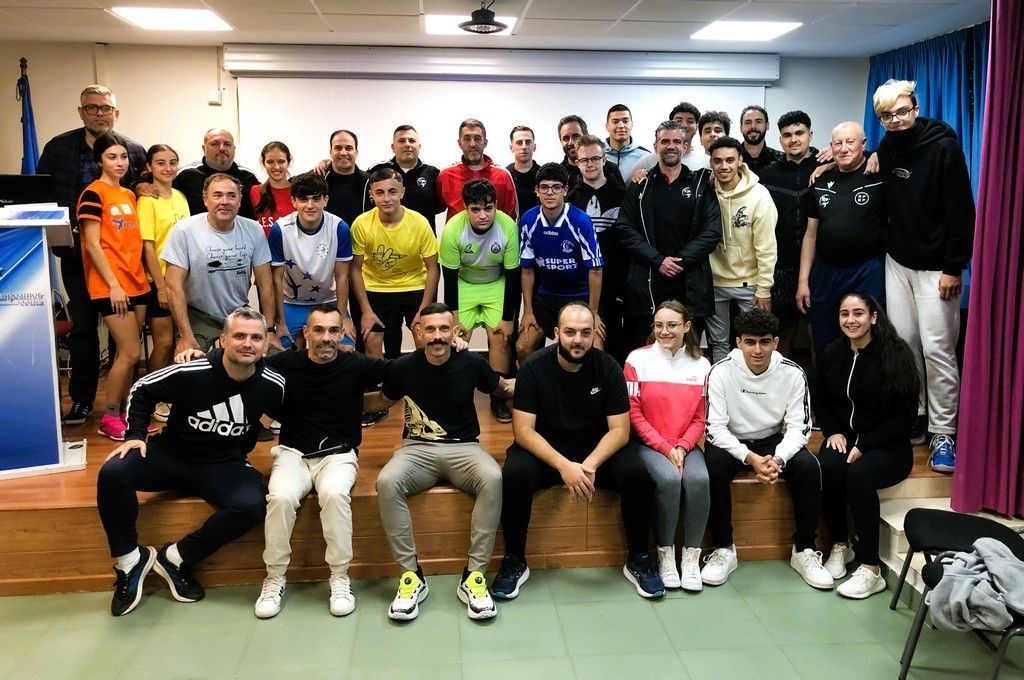 La RFFCE realiza una ponencia en el IES Clara Campoamor con motivo de su Torneo Intercentros
