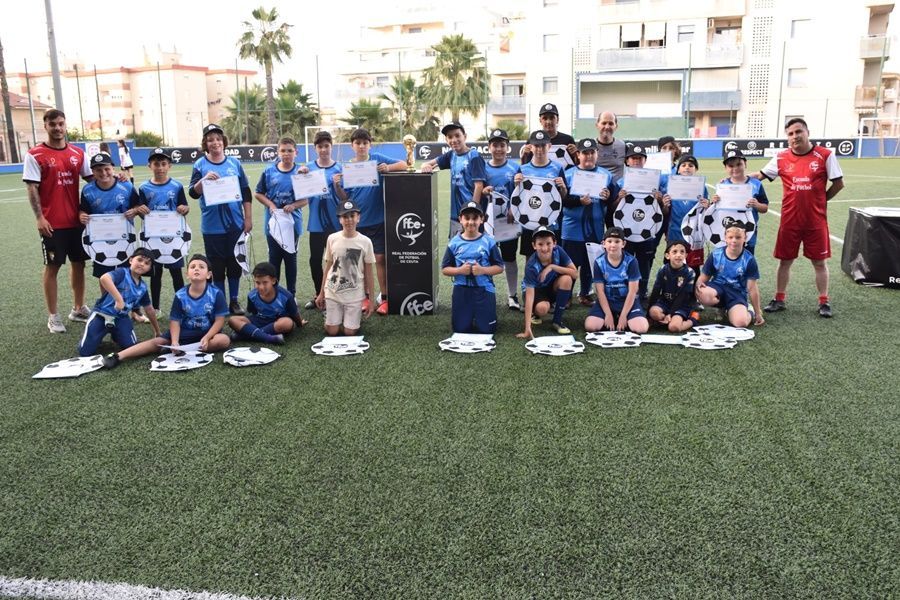 Las Escuelas Chupetines, Fútbol 8, Porteros y Benzú ponen el cierre al curso con una entretenida jornada 