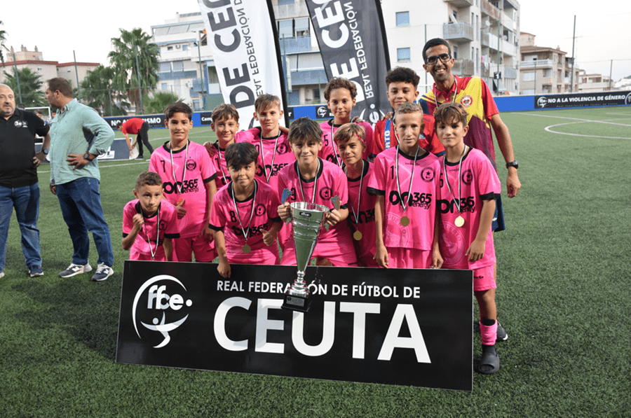 La entrega de trofeos pone el cierre de la primera edición del torneo alevín “Día de Ceuta”