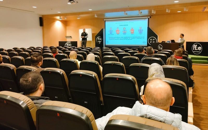 El Departamento de Escuelas realiza varias charlas informativas con los familiares de los alumnos 