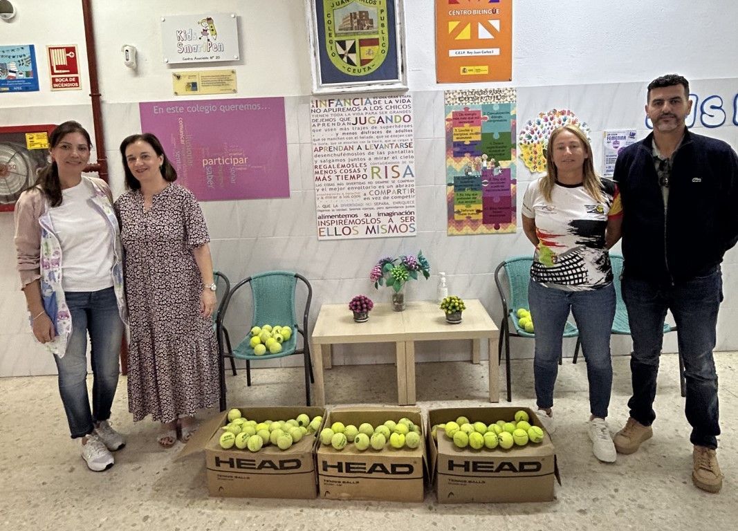 La Federación de Tenis de Ceuta dona 500 pelotas recicladas para mejorar la concentración de alumnos