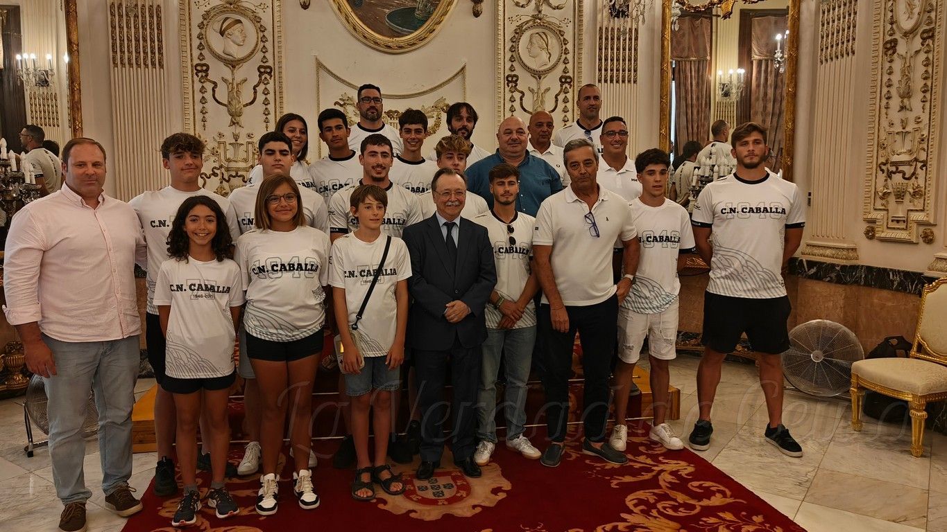 Vivas recibe a los nadadores y waterpolistas del CN Caballa