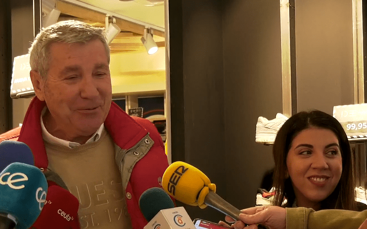 Entregada la motocicleta a la ganadora de la Campaña Navideña del Centro Comercial Abierto