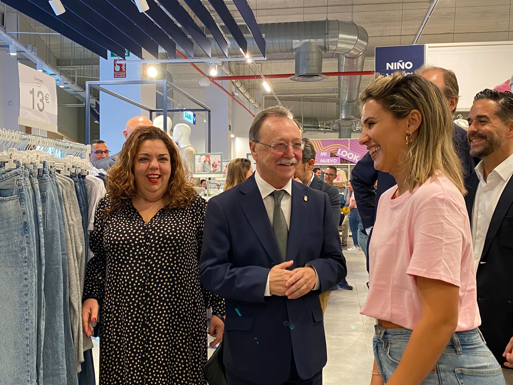Cristina Prez y Juan Vivas visitando la tienda de KIABI