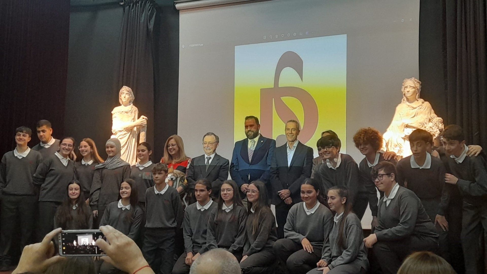 Los alumnos del San Daniel sorprenden con alegorías esculturales elaboradas con material reciclado