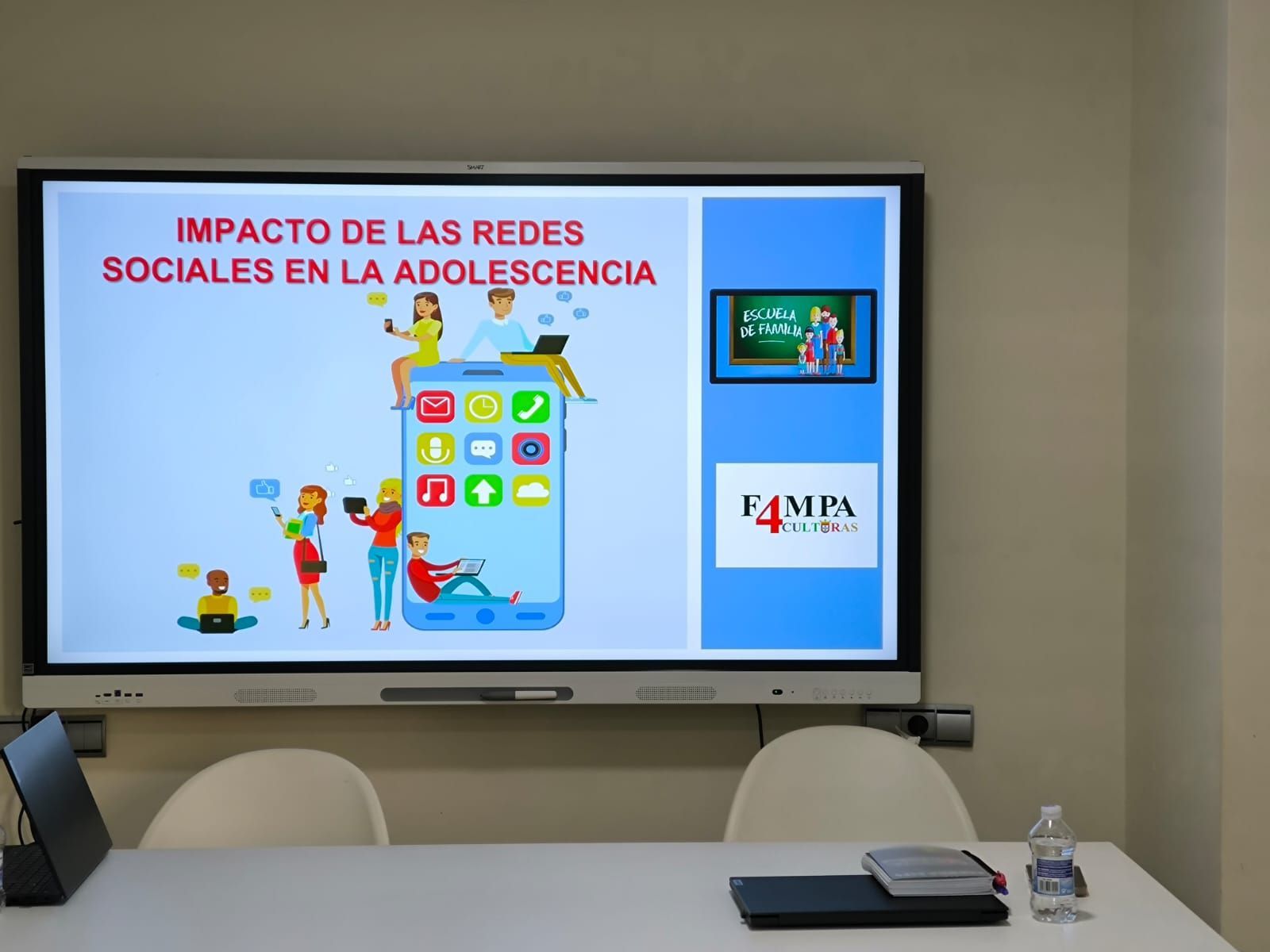 La FAMPA Cuatro Culturas realiza un taller sobre las redes sociales y su impacto en la adolescencia