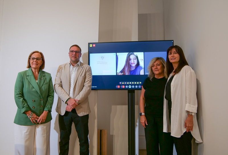 La Universidad de Granada pone en marcha un programa de alojamiento de estudiantes con personas mayores
