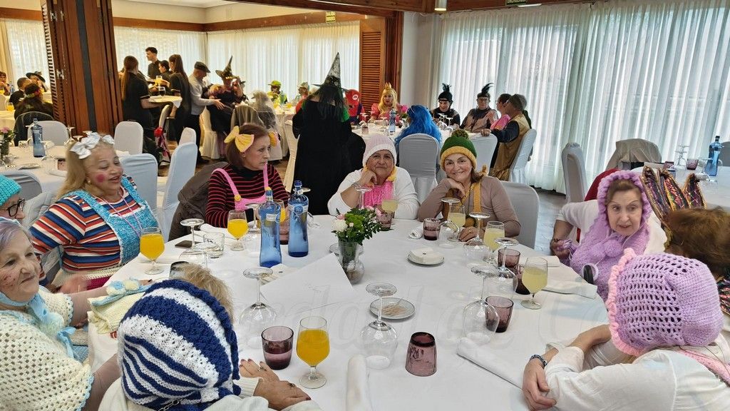 Los mayores se divierten con su Gran Fiesta de Carnaval (fotogalería)