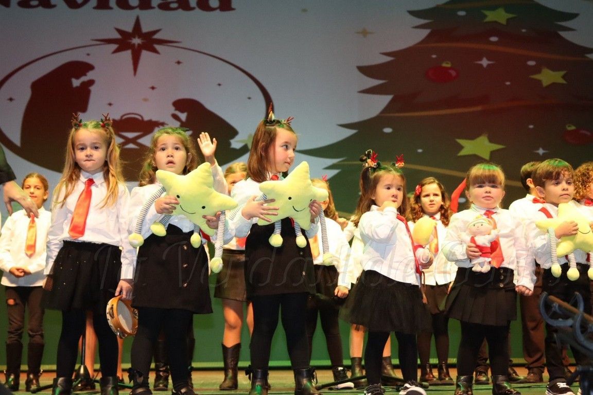 La magia navideña brilla en el concurso de coros del Revellín