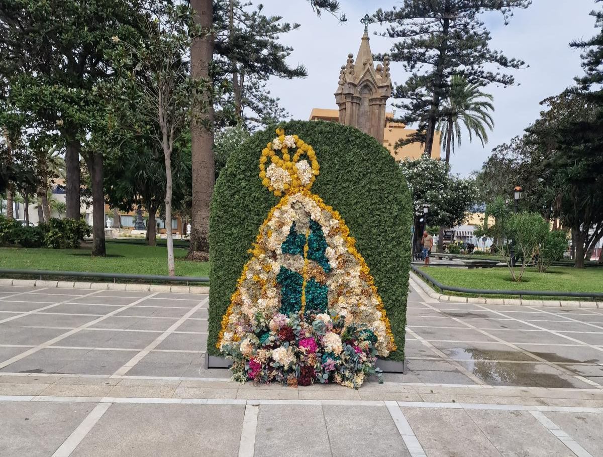 La Ciudad instala una figura de la Patrona en la Plaza de África para la ofrenda floral de esta tarde