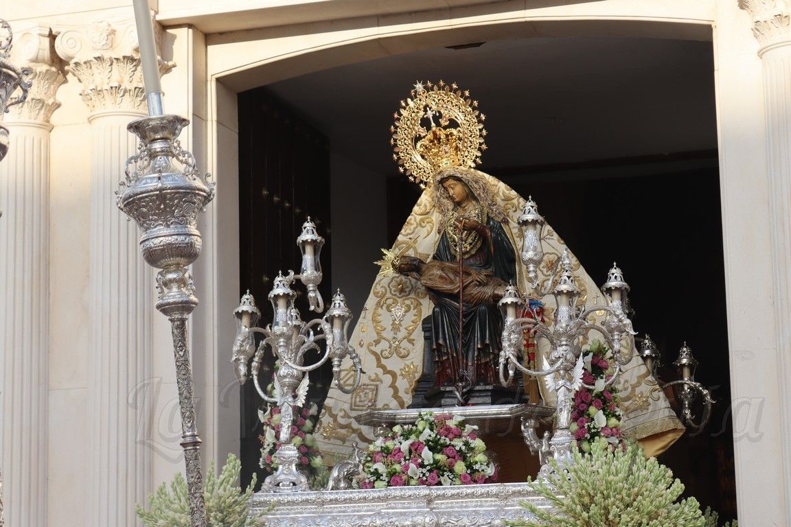 Miles de ceutíes acompañaron a la Virgen de África en una procesión marcada por la emoción 