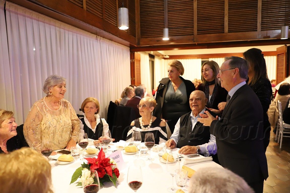 Ceuta celebra la cena de Navidad para mayores con 300 asistentes