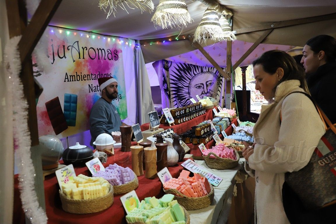 Ceuta inaugura su mercadillo navideño con alta participación y ambiente festivo