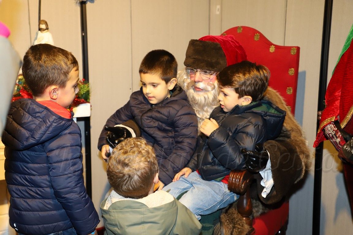 Fotogalería: Papa Noel y un extraterrestre visitan Ceuta
