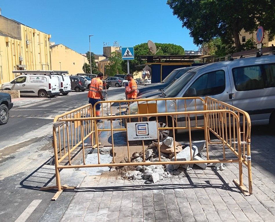 Acemsa repara las dos fugas de agua detectadas en la barriada Juan Carlos I