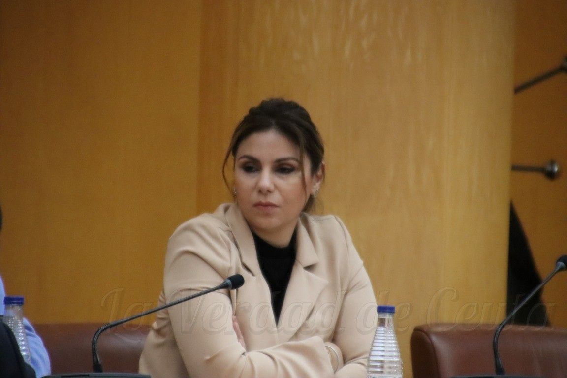 Nabila Benzina saluda esta tarde a los alumnos ganadores del concurso escolar “Clase sin Humo”