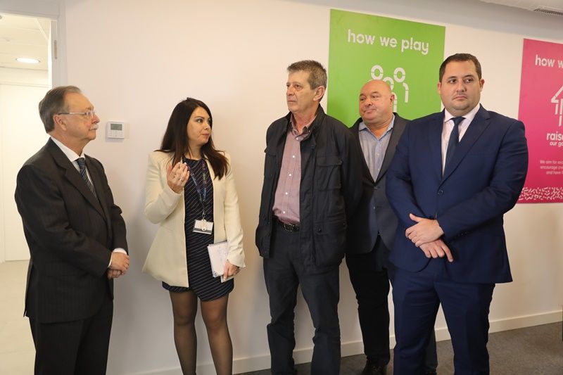 El presidente Vivas visita las instalaciones de 888, una de las empresas principales del sector en Ceuta 