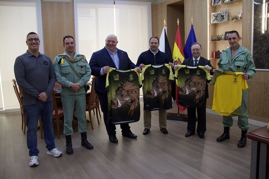 El presidente Vivas recibe la camiseta oficial de la VIII Cuna de la Legión