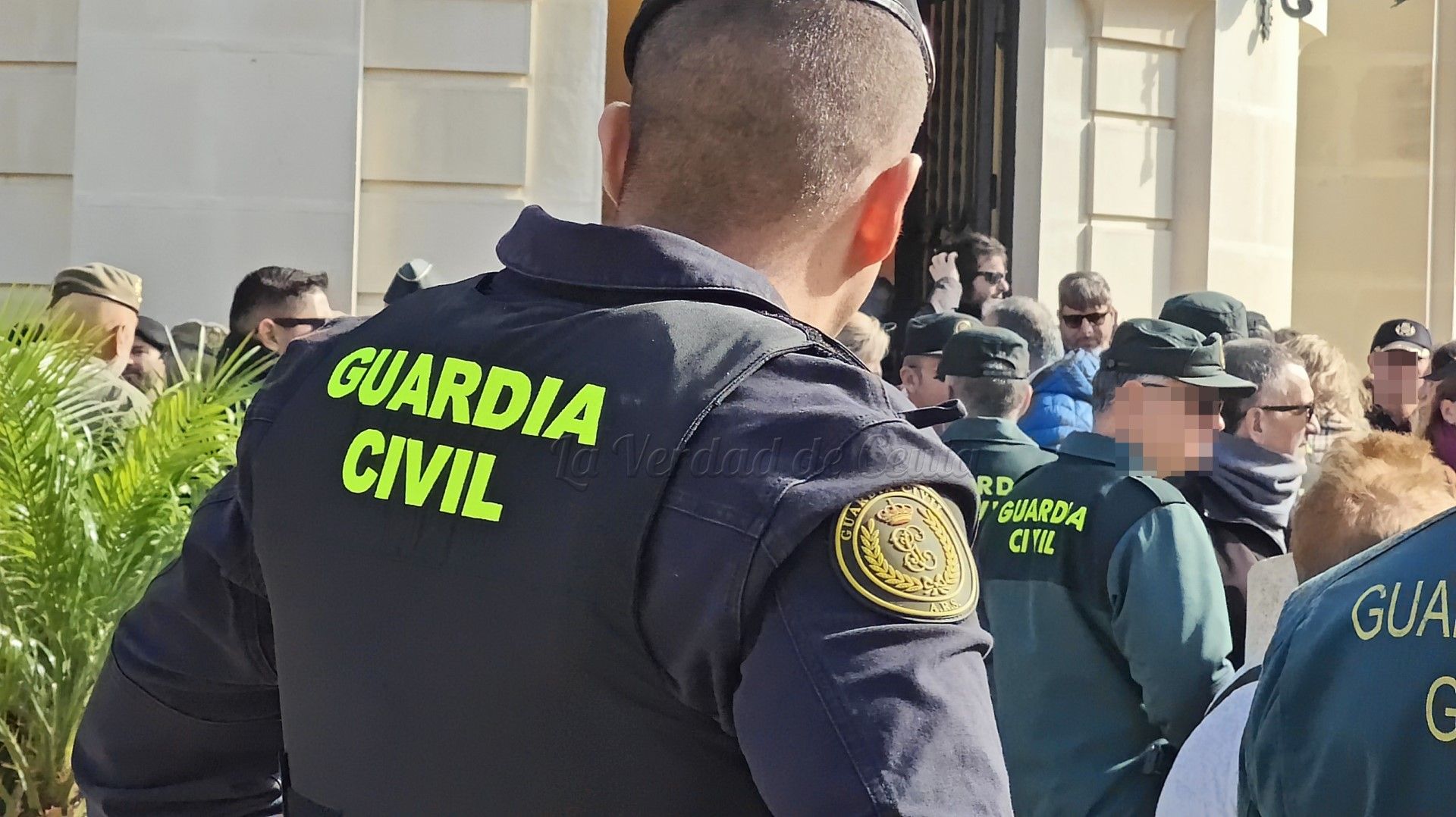 Los guardias civiles de Melilla aprenden árabe y francés ante los rescates de inmigrantes en el mar