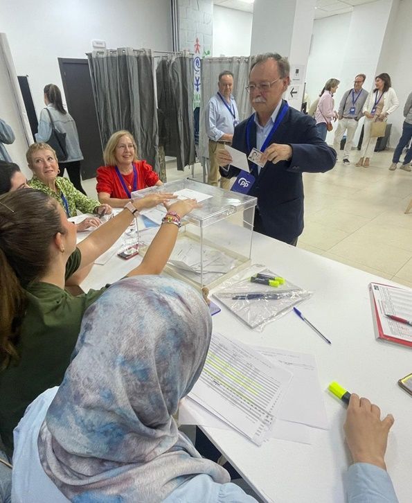 Vivas ejerce su derecho al voto en las elecciones europeas y pide a la ciudadanía acudir a las urnas