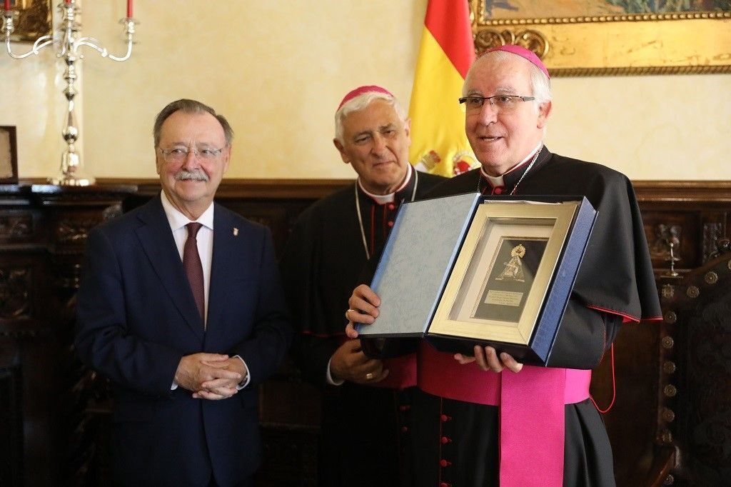 El presidente de la Ciudad recibe al arzobispo de Sevilla